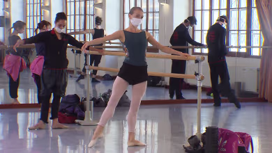 Czech National Ballet dancers return to work in face masks