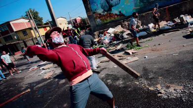 Santiago's poor clash with police over food shortages caused by COVID-19 pandemic