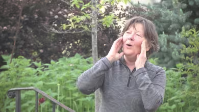 Neighbors howl to ease coronavirus anxiety