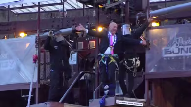 Mayor celebrates return of tourism to his city with bungee jump