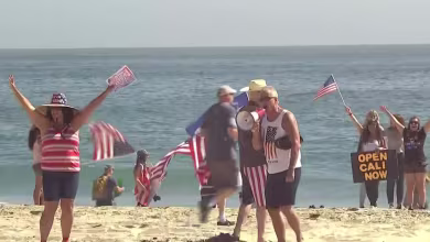 Over 100 gather in Laguna Beach to protest stay-at-home order