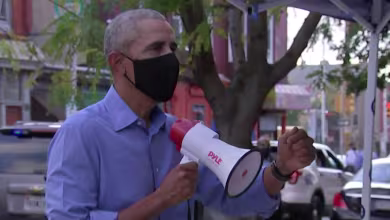 Obama speaks to voters on the street in Philadelphia