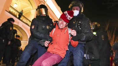 Worries for Russian economy grow amid panic and protest