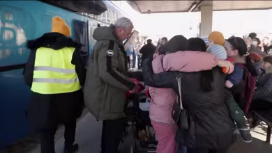 Ukrainian refugees begin to spread into neighboring countries