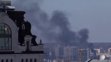 Ukrainian troops fight to hold off Russian forces in Kyiv