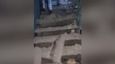 Video shows destruction at apartment building after bombing in Ukraine