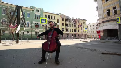 Man plays cello amid destruction in Ukraine