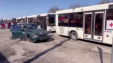 Red Cross convoy escorts 1,000 civilians from besieged Mariupol