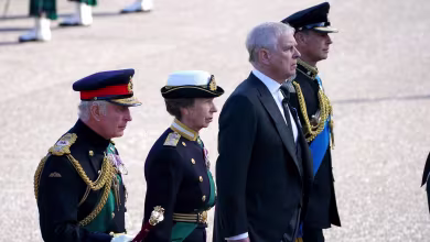 Queen's children walk behind her coffin as it arrives at St. Giles
