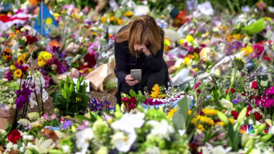 Mourners pay tribute to Queen Elizabeth II around the globe
