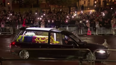 Crowd applauds arrival of queen's coffin at Buckingham Palace in moving moment