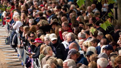 Mourners describe atmosphere outside Buckingham Palace