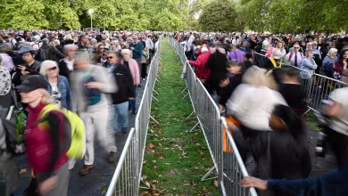 Queen’s mourners turned away by officials after line grows too long