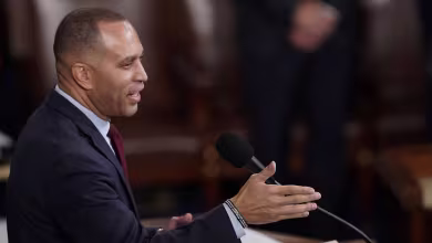 Jeffries thanks Pelosi before handing gavel to McCarthy