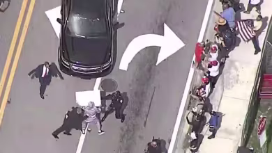 Protester runs up to Trump's motorcade leaving Miami court