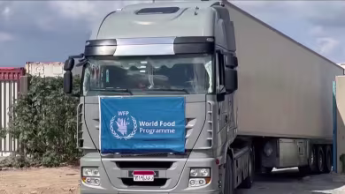 What is preventing aid from getting to Gaza from Egypt?