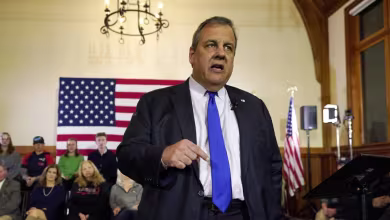 Chris Christie caught talking on hot mic ahead of suspending campaign