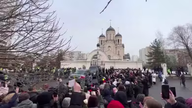 WATCH: Crowds applaud and chant as Navalny's hearse arrives