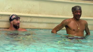 Snoop Dogg uses his 'lung power' in pool with Michael Phelps