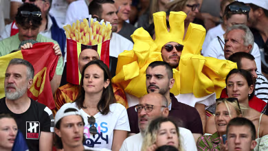 Highlights: French-fried fans clap their hands and pack the stands