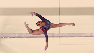 Suni Lee wobbles, perseveres for beam finish