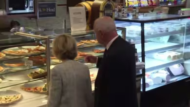 Walz stops by pizza shop after vice presidential debate