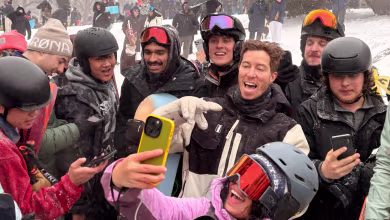 Snowboarder Shaun White surprises Central Park crowd with stunts