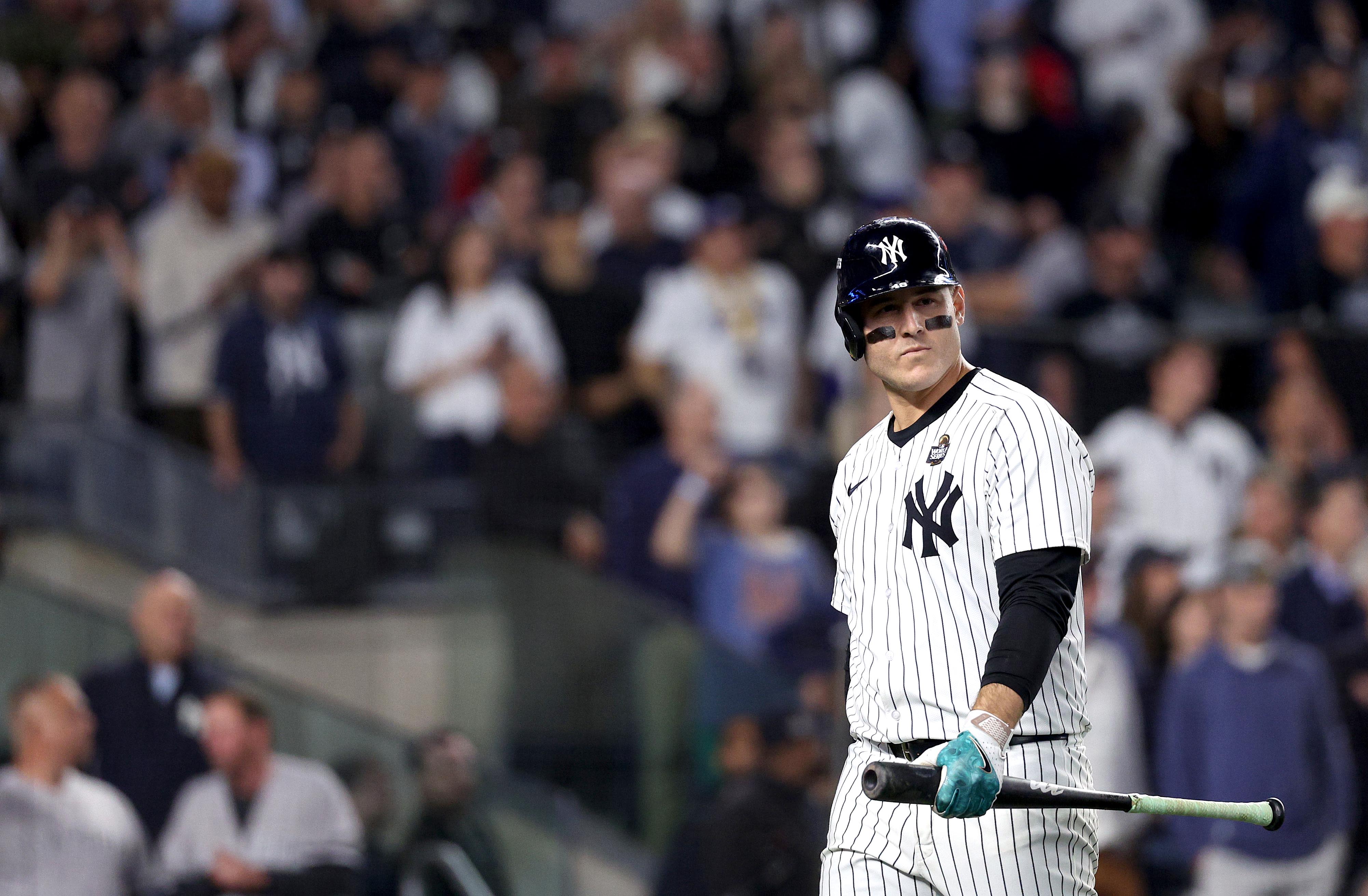 Anthony Rizzo walks off the field. 