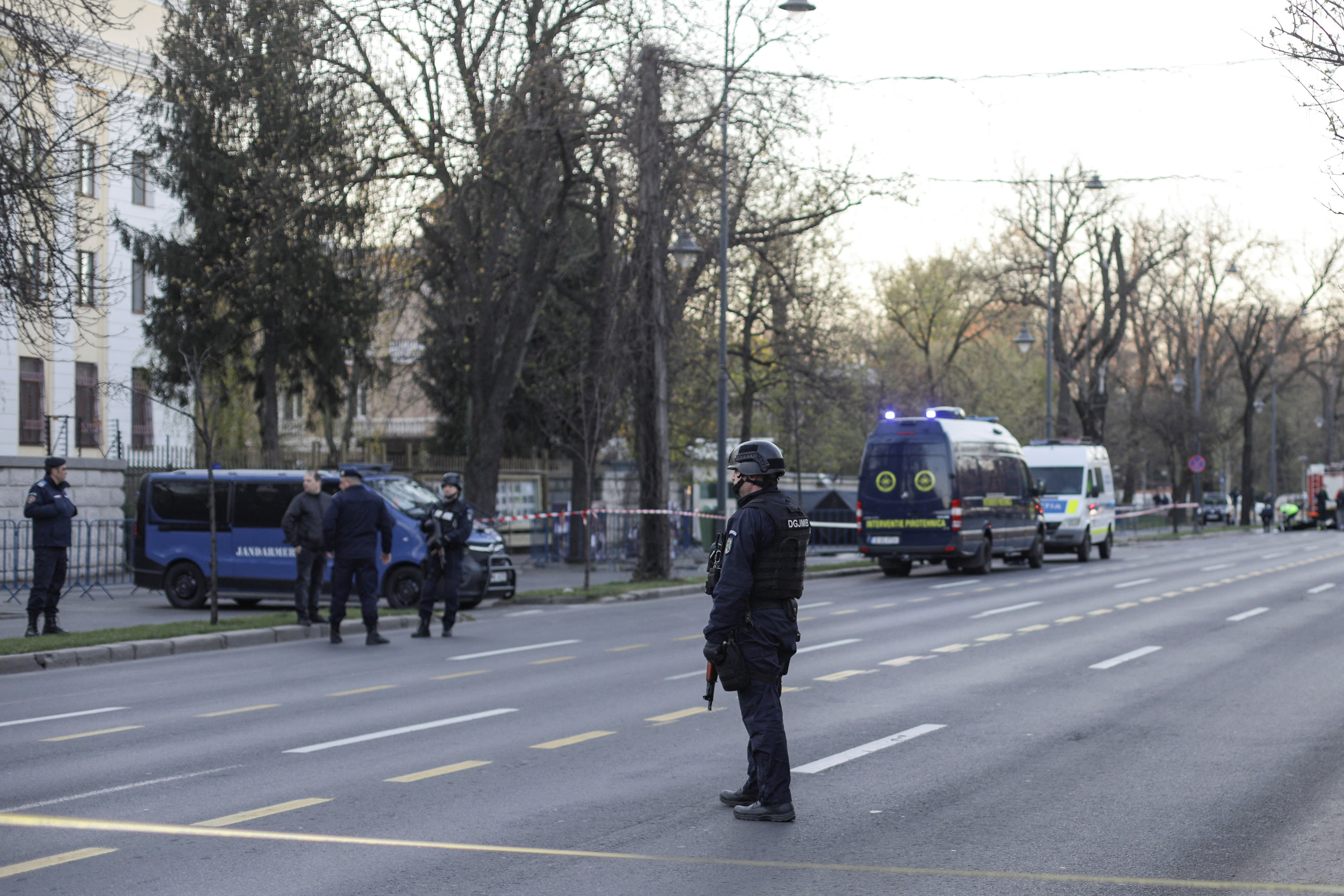 Image: A man crashed his car in the gate of the Russian Embassy in Bucharest