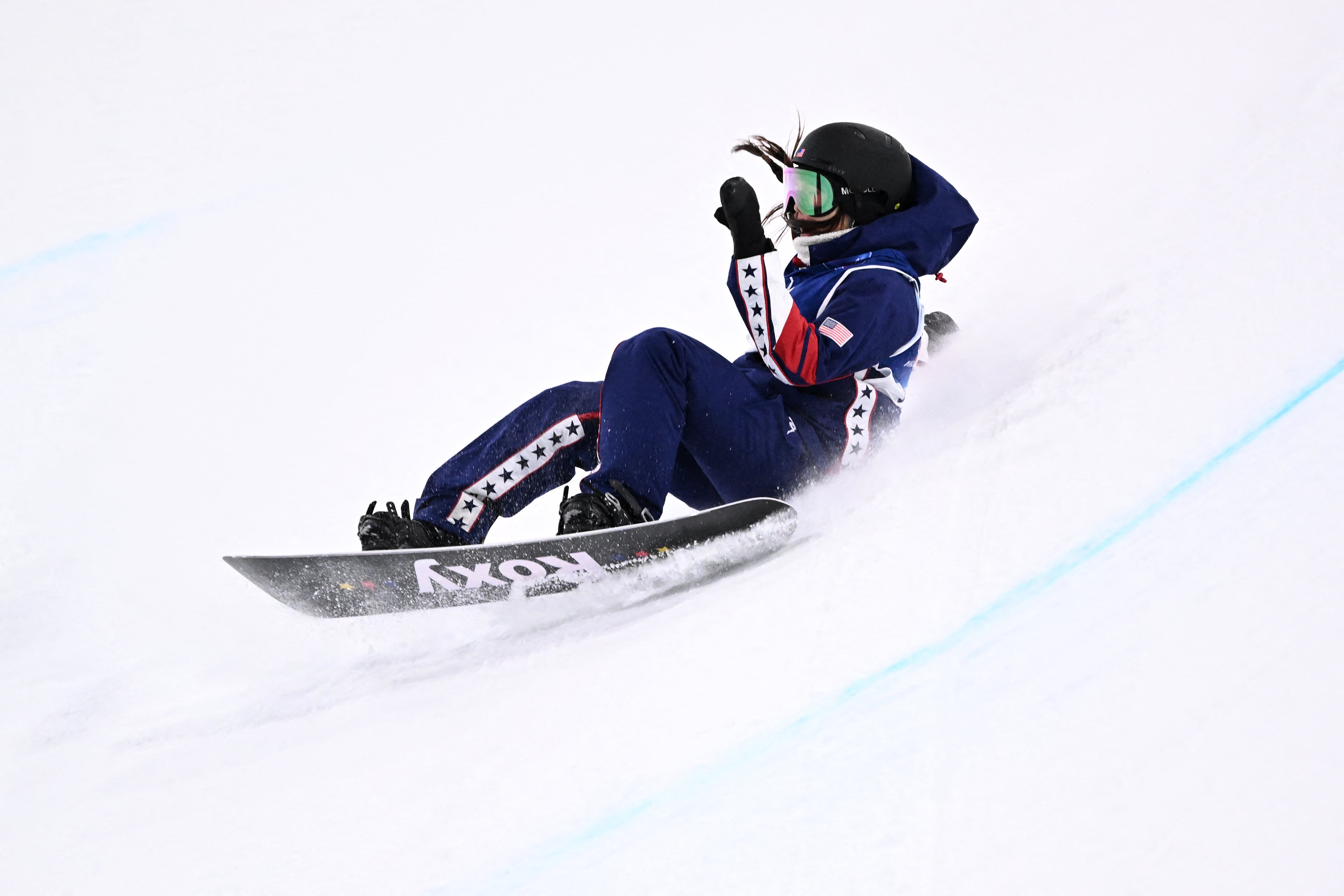 Chloe Kim crashes as she competes in the snowboard women's halfpipe final run 2