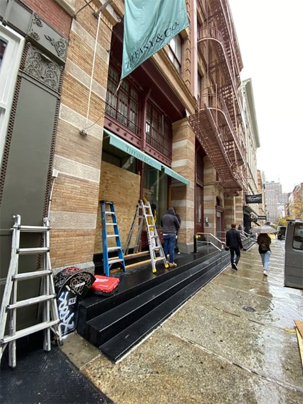 Image: Board up store windows