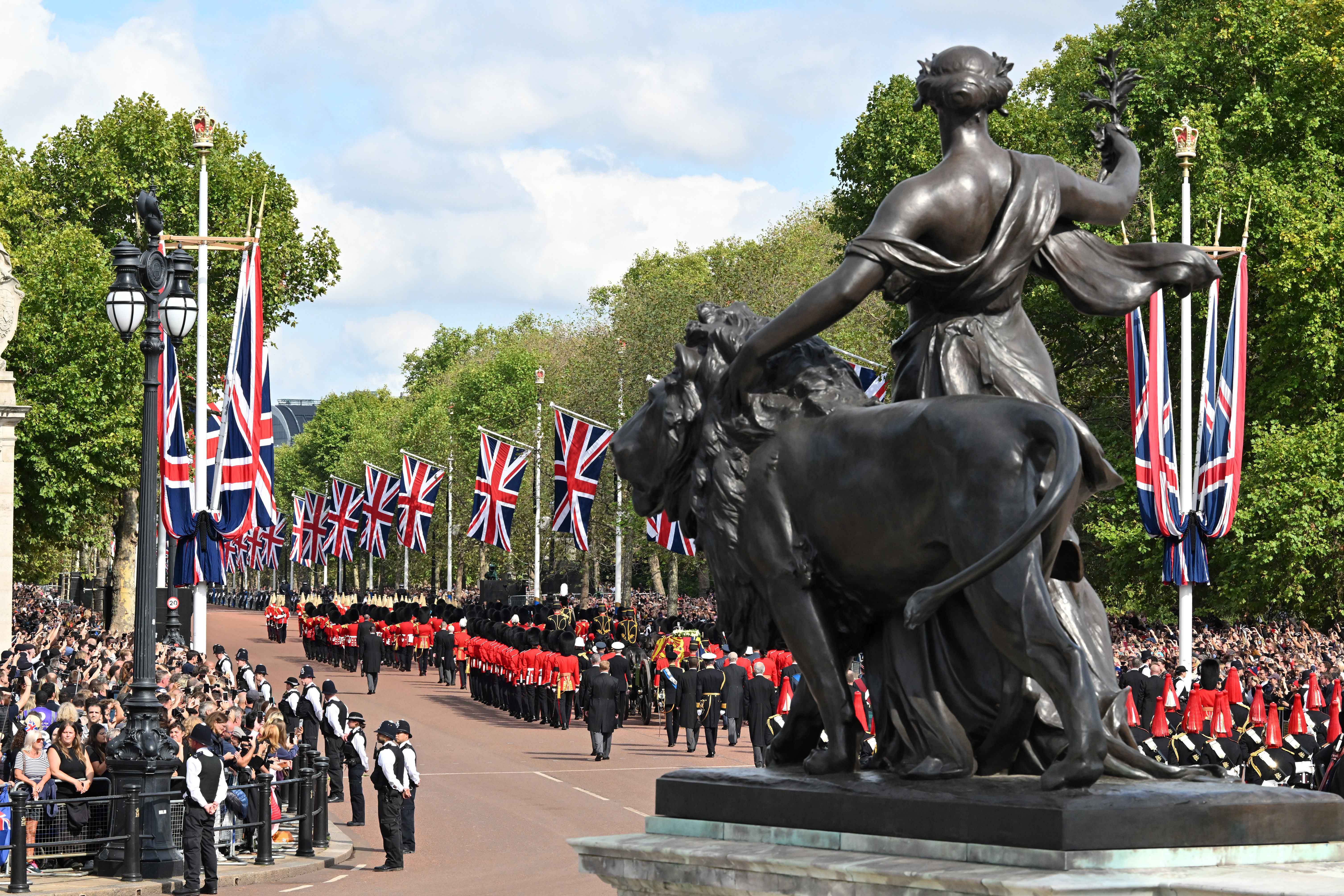 Image: The Coffin Carrying Queen Elizabeth II Is Transferred From Buckingham Palace To The Palace Of Westminster