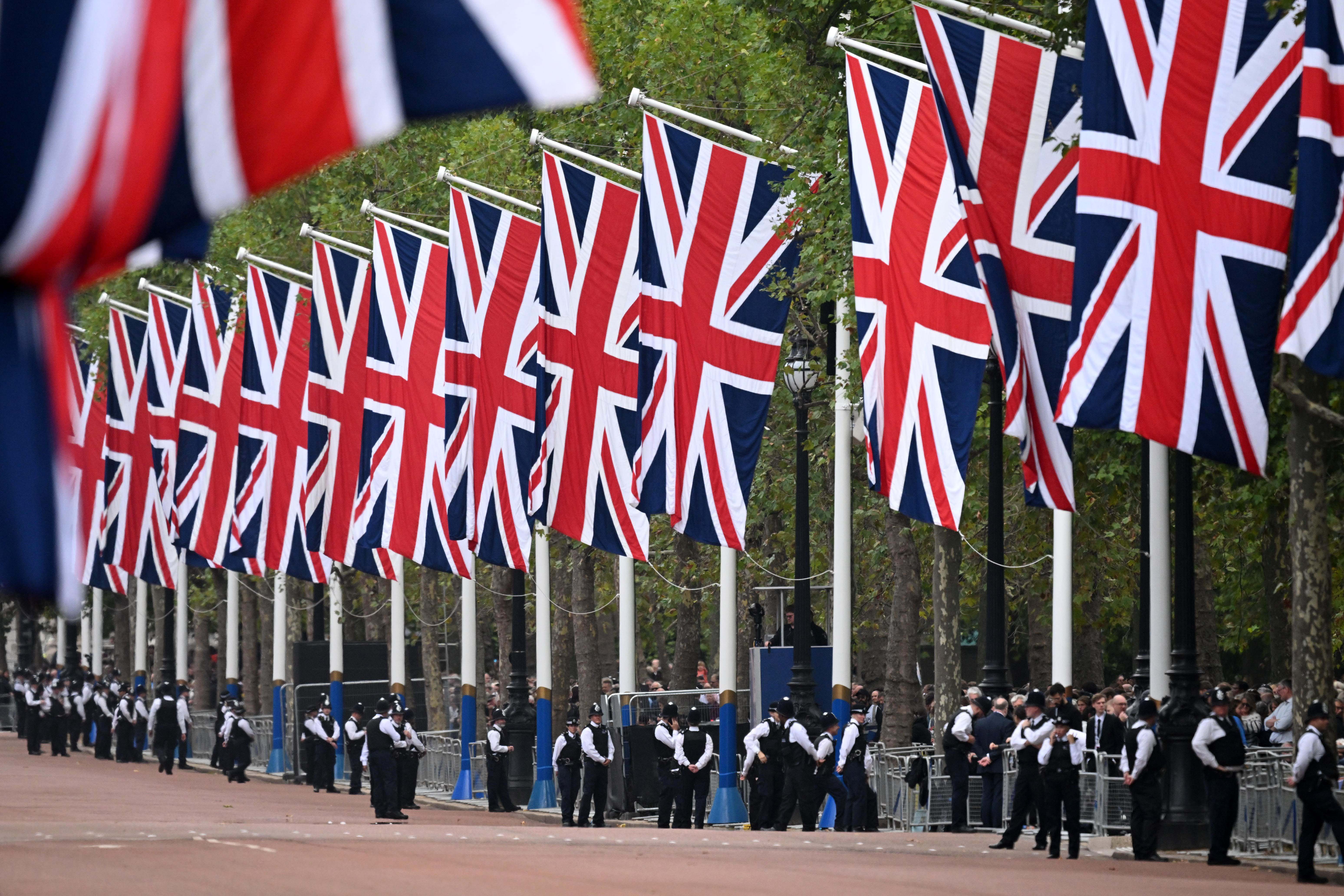 Image: The Coffin Carrying Queen Elizabeth II Is Transferred From Buckingham Palace To The Palace Of Westminster