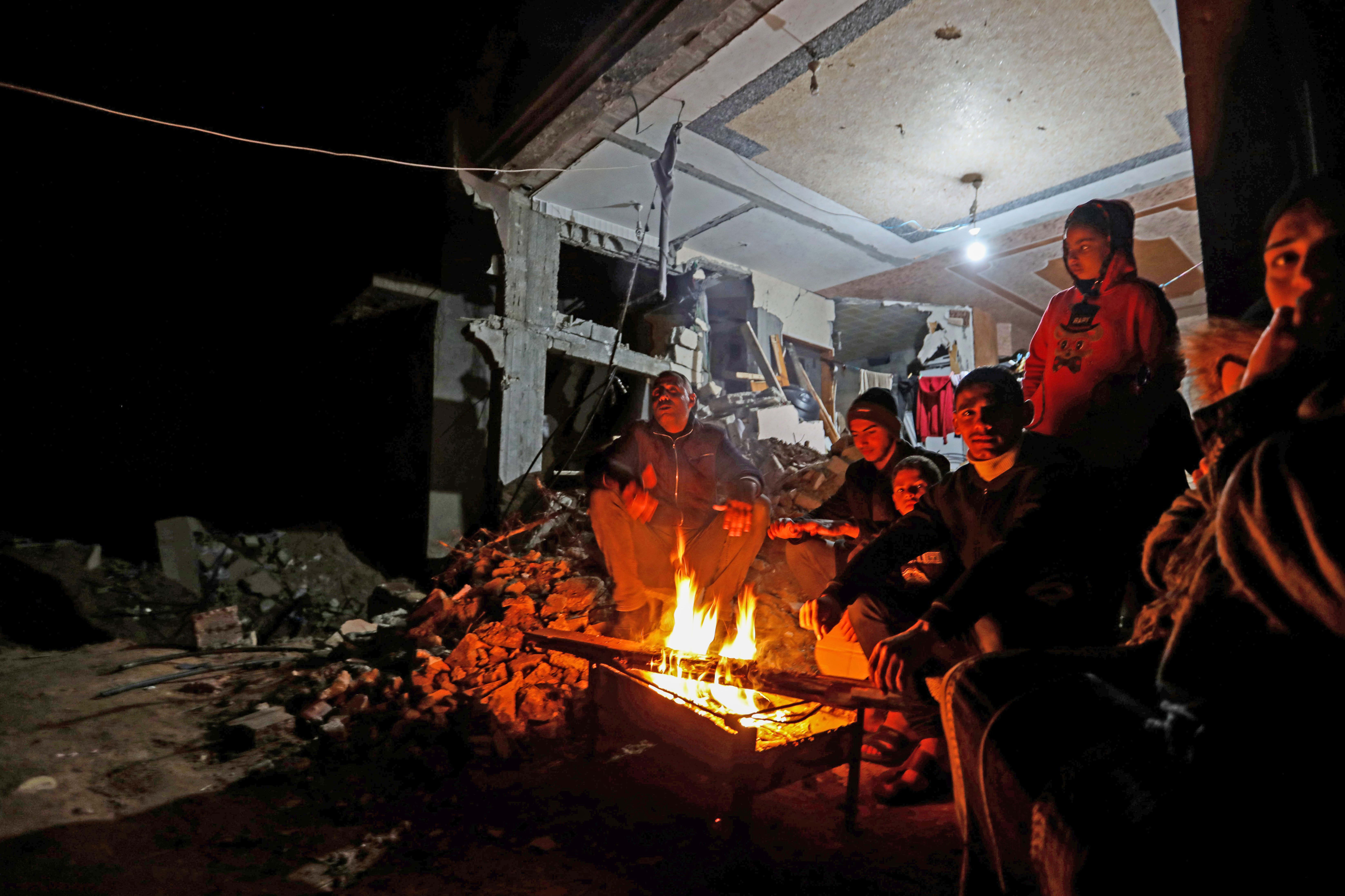 Image: As Gaza Ceasefire Holds, Residents Seek Food, Fuel And Other Aid
