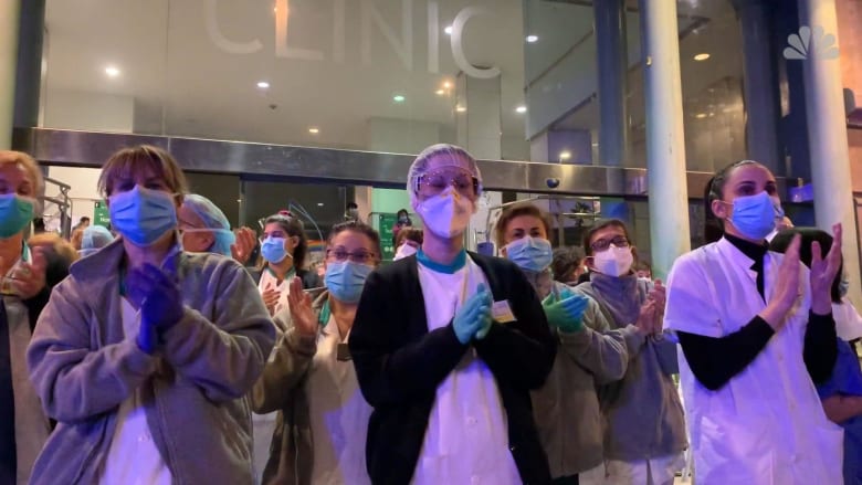 Watch: Barcelona police, residents applaud hospital workers