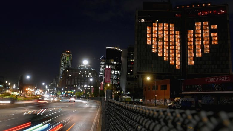 New Yorkers sing 'Lean On Me' to honor workers on the coronavirus front line