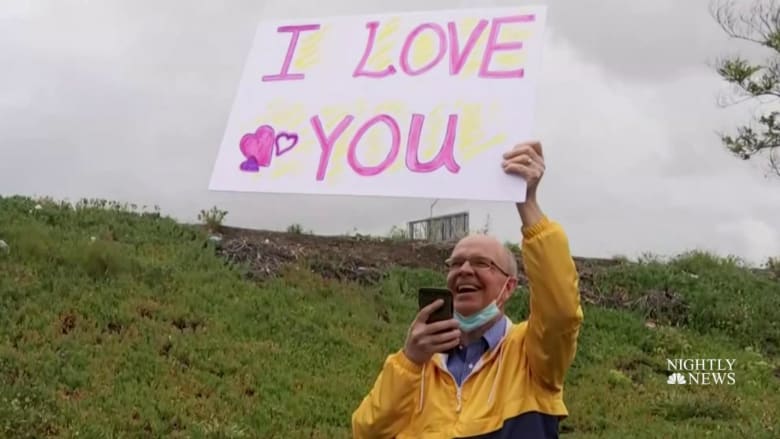Husband cheers on wife of 30 years during her chemo with signs of love