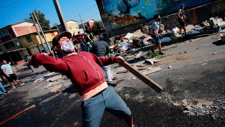 Santiago's poor clash with police over food shortages caused by COVID-19 pandemic