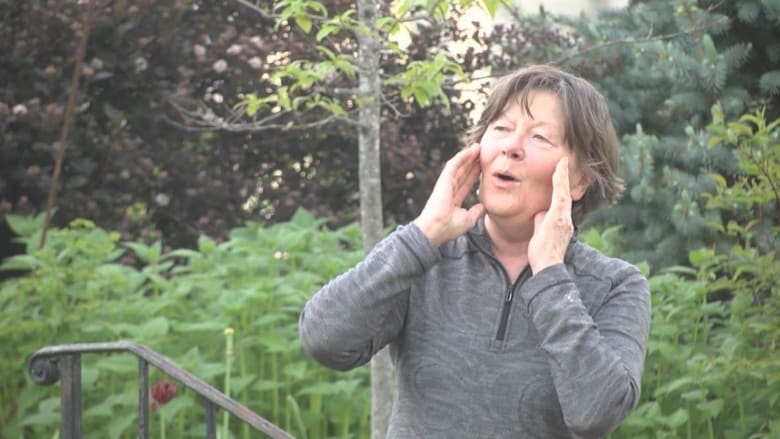 Neighbors howl to ease coronavirus anxiety