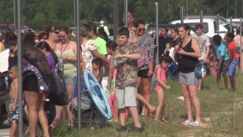 Texas waterpark opens in defiance of governor's orders