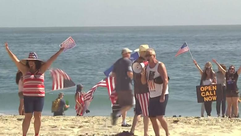 Over 100 gather in Laguna Beach to protest stay-at-home order