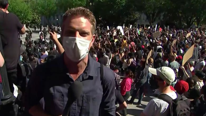 Protest outside White House 'tense but peaceful'