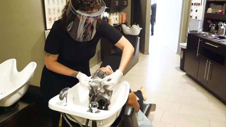 How did 140 people avoid coronavirus at salon where 2 stylists tested positive?