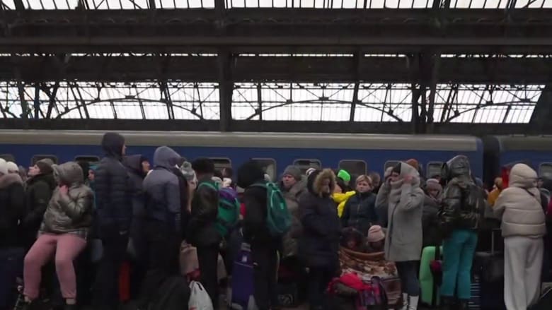 Refugees fleeing Ukraine facing long lines, freezing temperatures