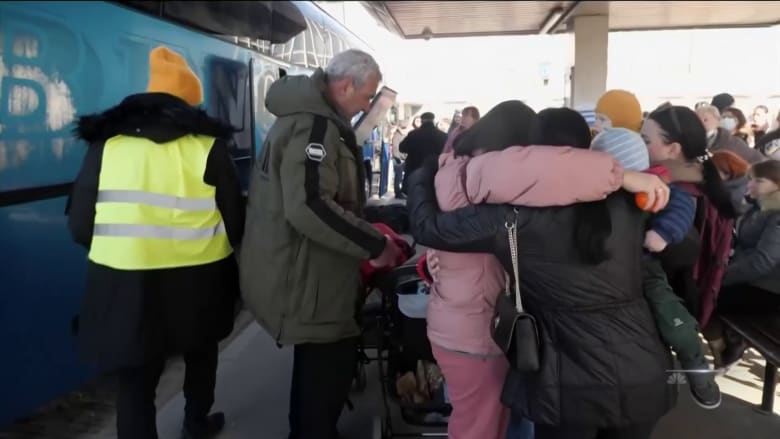 Ukrainian refugees begin to spread into neighboring countries