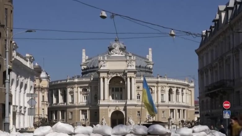 Ukrainians racing to protect Odesa