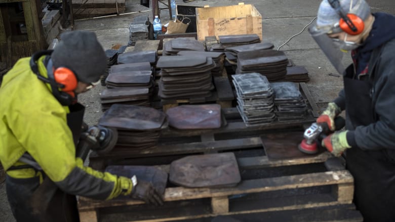 Ukrainian artists produce bulletproof vests for the defenders of Kyiv