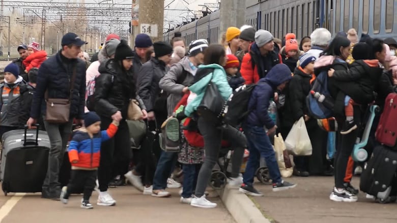 Long lines, huge crowds as Ukrainians in east try to flee westwards