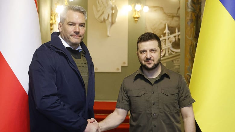 Zelenskyy urges importance of leaders visiting Ukraine during meeting with Austrian chancellor