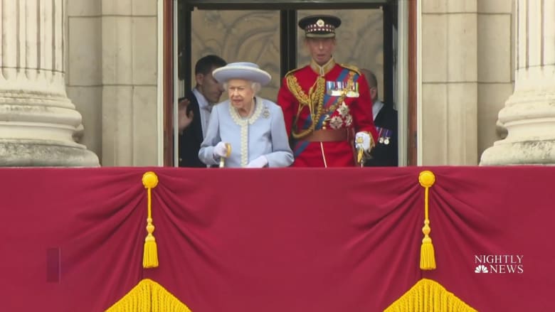 Queen Elizabeth sits out of horse racing event